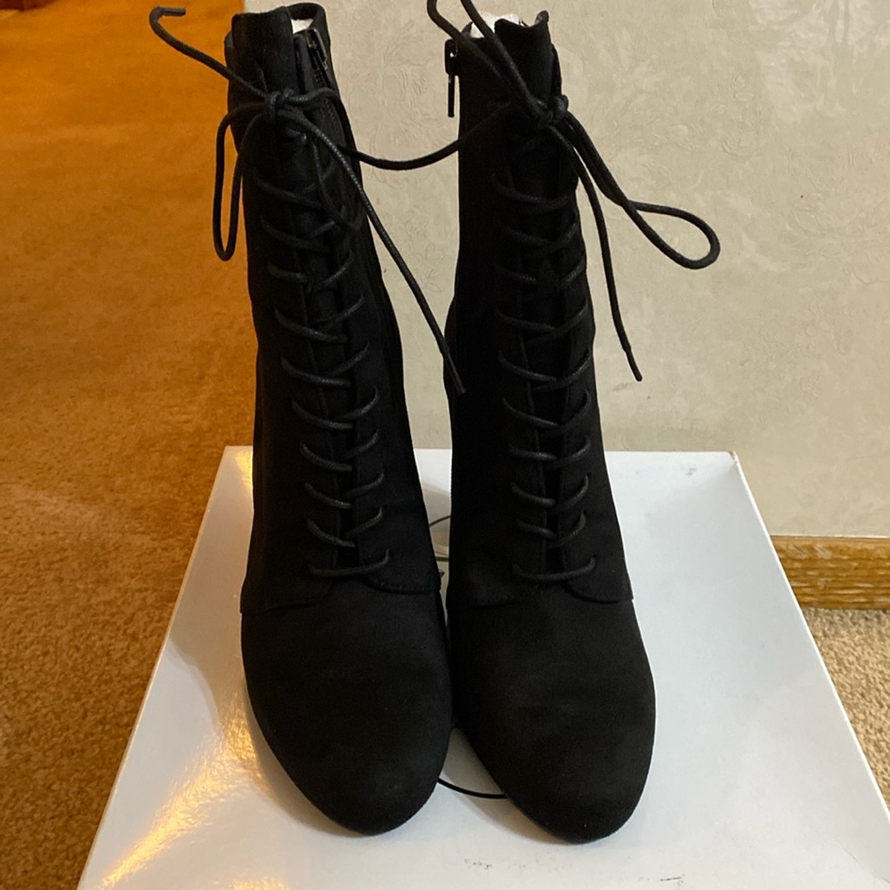 Women’s size 8 Steve Madden suede boots